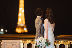 パリ・アレクサンドル三世橋でのナイトフォトウェディング 煌めくエッフェル塔