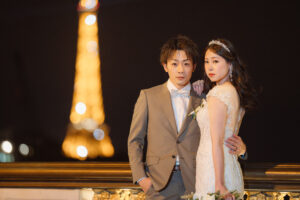 パリ・アレクサンドル三世橋でのナイトフォトウェディング おしゃれなカップル