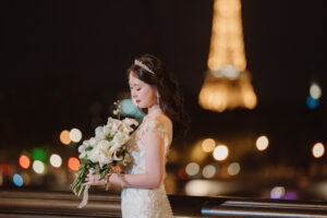パリ・アレクサンドル三世橋でのナイトフォトウェディング 新婦ソロ写真