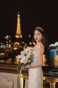 エッフェル塔を背景にしたナイトフォトウェディング 新婦ソロ写真