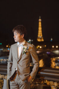 エッフェル塔を背景にしたナイトフォトウェディング 新郎ソロ写真