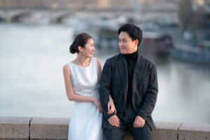 セーヌ川を背景に寄り添いあうカップル