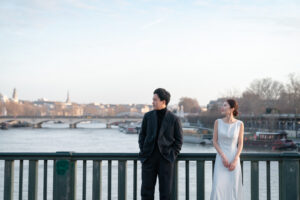 セーヌ川を背景に景色を楽しむカップル