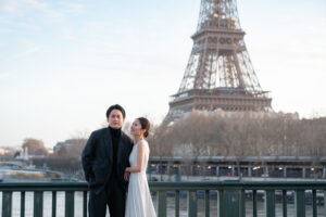 エッフェル塔とセーヌ川を背景に寄り添いあうカップル