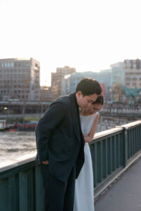 足元を見るカップル