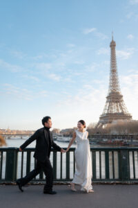 エッフェル塔　ビラケム橋の上を走るカップル