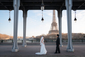 ビラケム橋の上をエッフェル塔を見ながら歩くカップル