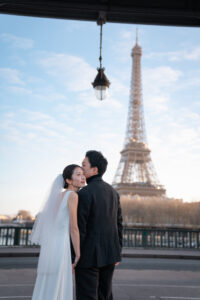 エッフェル塔を背景に寄り添いあうカップル
