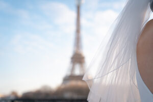 ウェディングヴェールとエッフェル塔
