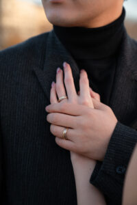 女性の手を掴む男性の手　結婚指輪