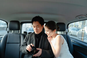 車の中で写真を撮るカップル