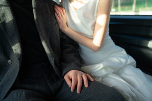 車の中で寄り添いあうカップル