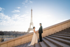 トロカデロ広場　斜め階段で手を取るカップル