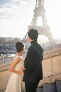 トロカデロ広場　エッフェル塔を見るカップル