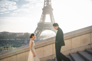 トロカデロ広場　斜め階段を下るカップル