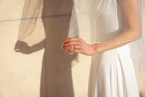 新婦の手元と影