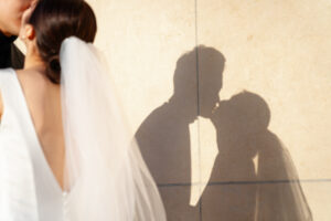 キスするカップルの影