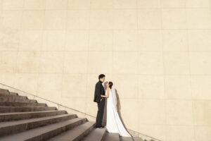 トロカデロ広場　斜め階段とカップル