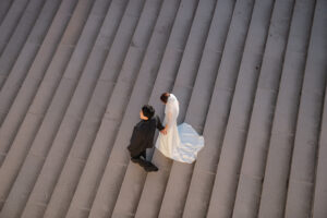 階段を下るカップルの俯瞰写真