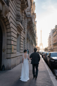 エロー通りを歩くカップル