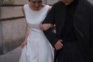 腕を組むカップル