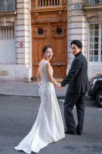 パリの街並みを背景に振り向くカップル