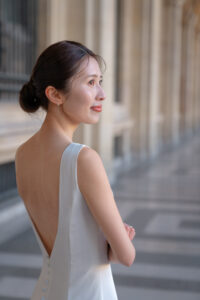 遠くを見つめる女性