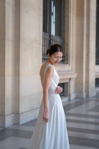 後ろを振り向く女性