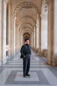 パリ　ルーヴル美術館　回廊と男性