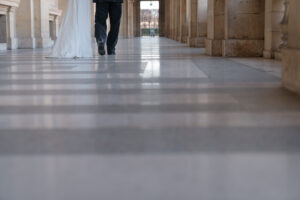 回廊を歩くカップルの足元