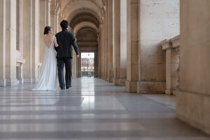 回廊を歩くカップル