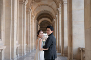 ルーヴル美術館　回廊にて後ろを振り向くカップル