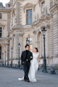 ルーヴル美術館　建物を背景に優雅に歩くカップル