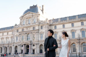 ルーヴル美術館を歩くカップル