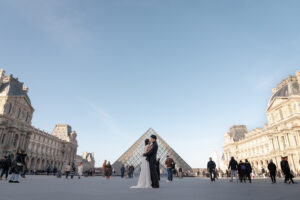 ルーヴル美術館　ピラミッドを背景に抱き合うカップル