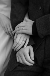 結婚指輪とつなぎあう手