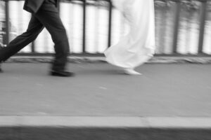 走っているカップルの足元