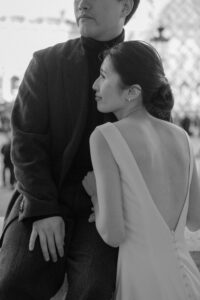 男性に寄り添う女性