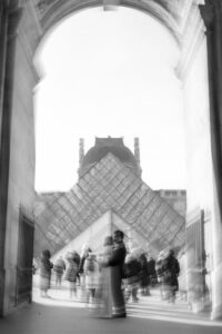 ルーヴル美術館　ピラミッド　カップル