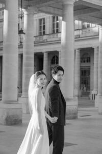 パレ・ロワイヤルで手をつなぎながら歩くカップル