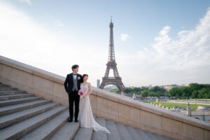 パリ　エッフェル塔の前の階段で遠くを見つめるカップル