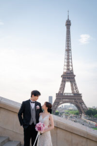 パリ　エッフェル塔の前で見つめあうカップル
