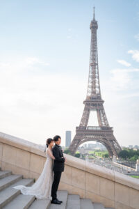 パリ　エッフェル塔の前で新郎を後ろからハグする新婦