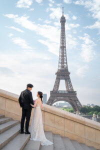 エッフェル塔とカップルの後ろ姿