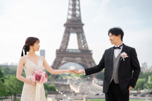 エッフェル塔の前で手を取り合うカップル