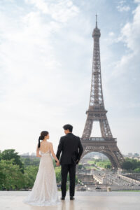 エッフェル塔の前で手をつなぐ後ろ姿