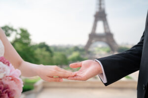 カップルの手元とエッフェル塔