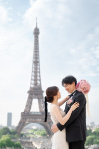 エッフェル塔の前で見つめあうカップル
