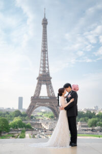 エッフェル塔の前でハグをするカップル