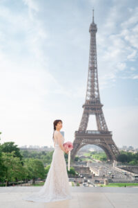 エッフェル塔と新婦